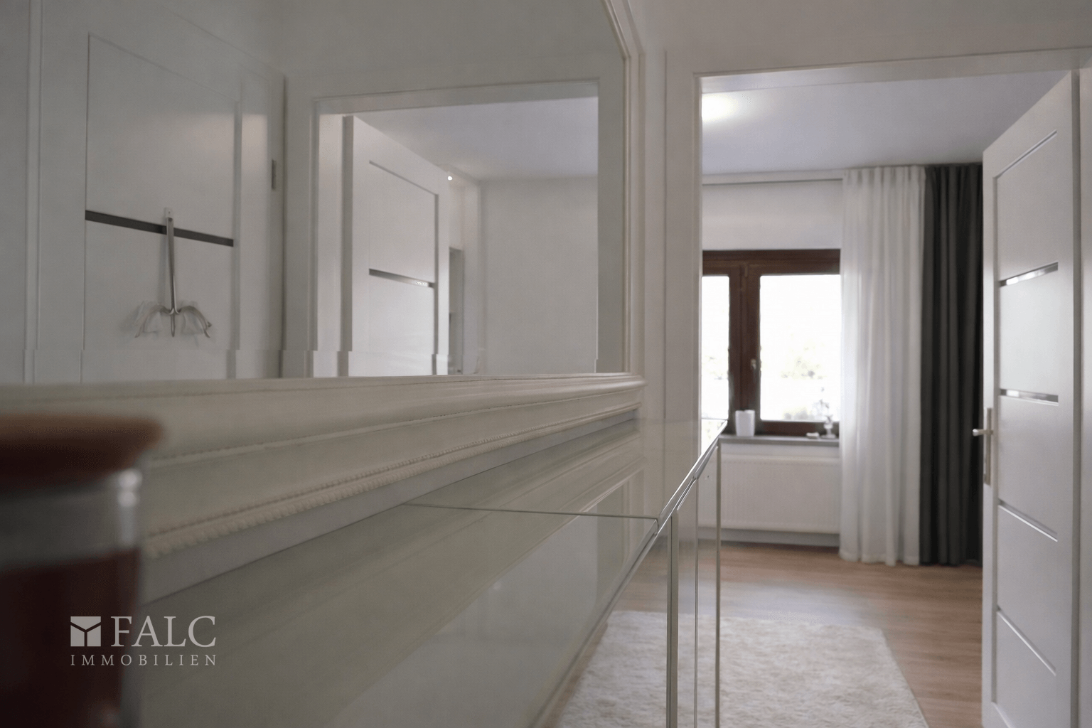 Blick aus dem Flur in das Wohnzimmer